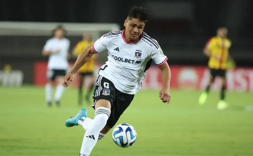 Damián Pizarro jugando por Colo Colo.