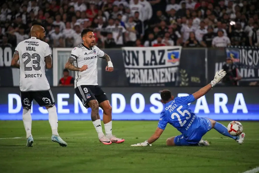 Correa asustó al Zanahoria Pérez en el primer tiempo del clásico. (Jonnathan Oyarzun/Photosport).