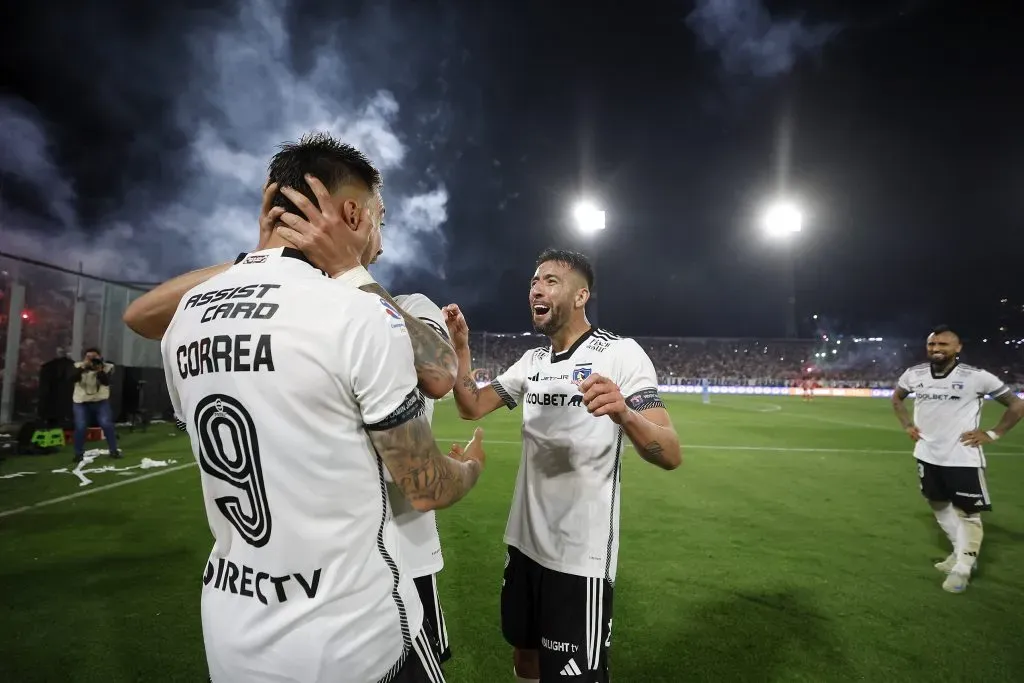 Javier Correa celebra el gol de Colo Colo junto a sus compañeros. (Pepe Alvujar/Photosport).