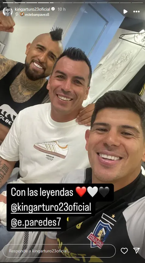 Esteban Paredes llegó hasta el camarín de Colo Colo a celebrar el triunfo en el clásico. Foto: Instagram.