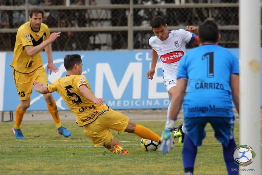 Juan Camilo Portilla en acción por Deportes Melipilla ante Santiago Morning.