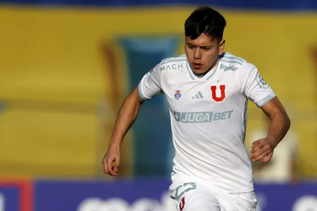 Ignacio Vásquez en acción por la U de Chile. (Andres Pina/Photosport).