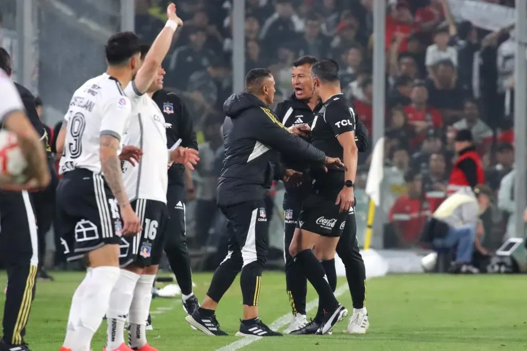 Jorge Almirón explotó contra José Cabero por expulsarlo y en su informe lo complicó no sólo a él, sino que también a Colo Colo. Foto: Photosport.