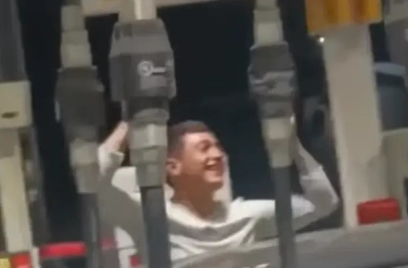 Cristián Zavala en pleno cántico. (Captura Tik Tok Javita 05).