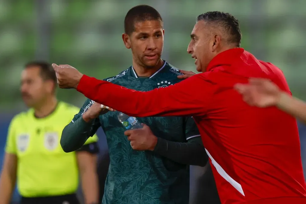Jaime García le da indicaciones al paraguayo Danilo Ortiz. (Andres Pina/Photosport).