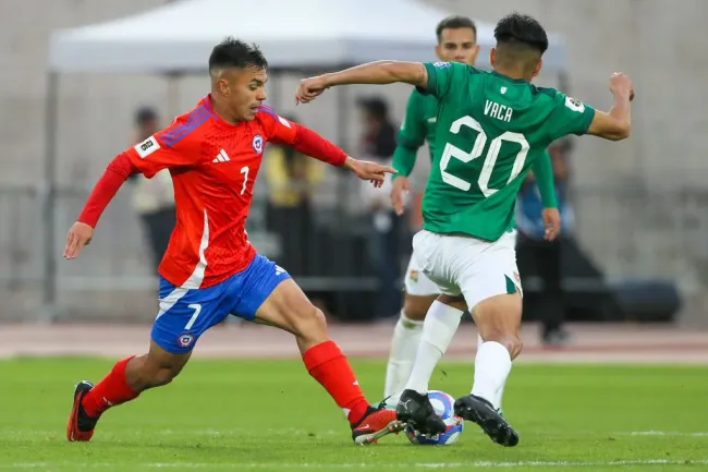 Ervin Vaca en acción ante la Roja de Gareca. (Jonnathan Oyarzun/Photosport).