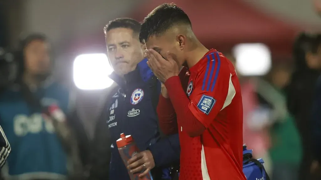 Vicente Pizarro se lesionó jugando ante Bolivia. Foto: Photosport