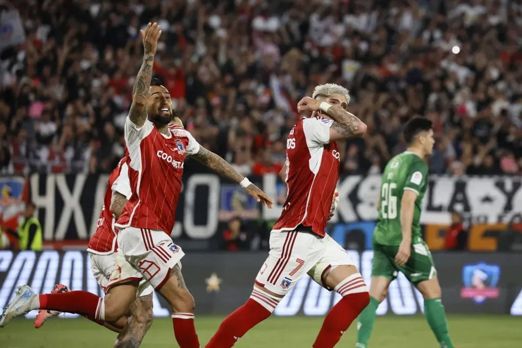 Arturo Vidal defendió a Carlos Palacios, pero le dejó en claro que Chile es prioridad. Foto: Photosport.