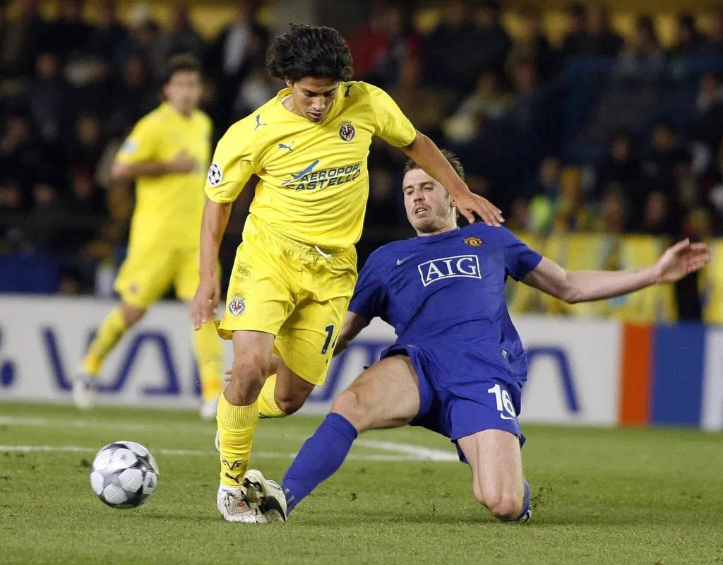 Matías Fernández en acción ante Michael Carrick del Manchester United. (Imago).