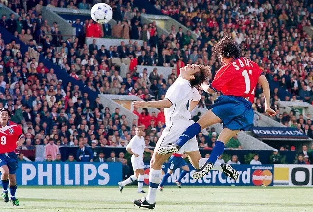 Salas anotando el 2-1 parcial de Chle ante Italia en Francia 98 (Archivo)