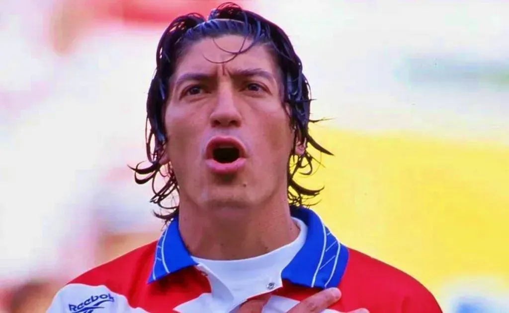 Iván Zamorano cantando el himno de Chile a todo pulmón.
