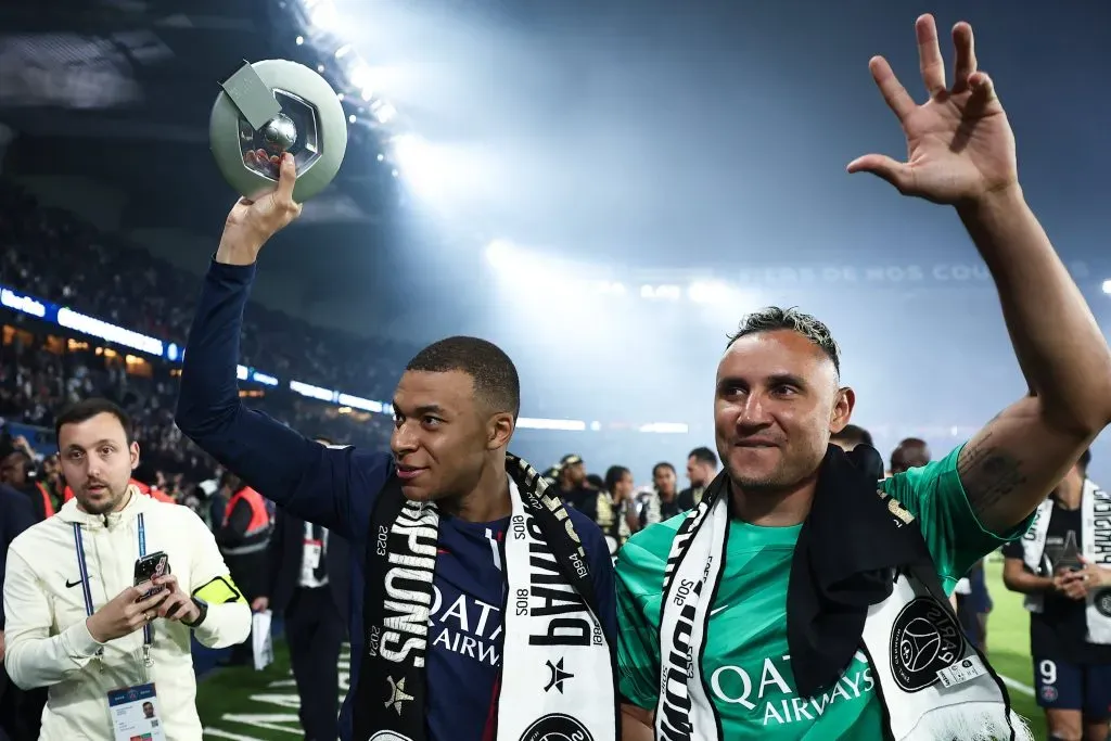 Mbappé festeja junto a Keylor Navas en el PSG. (Federico Pestellini | Imago).