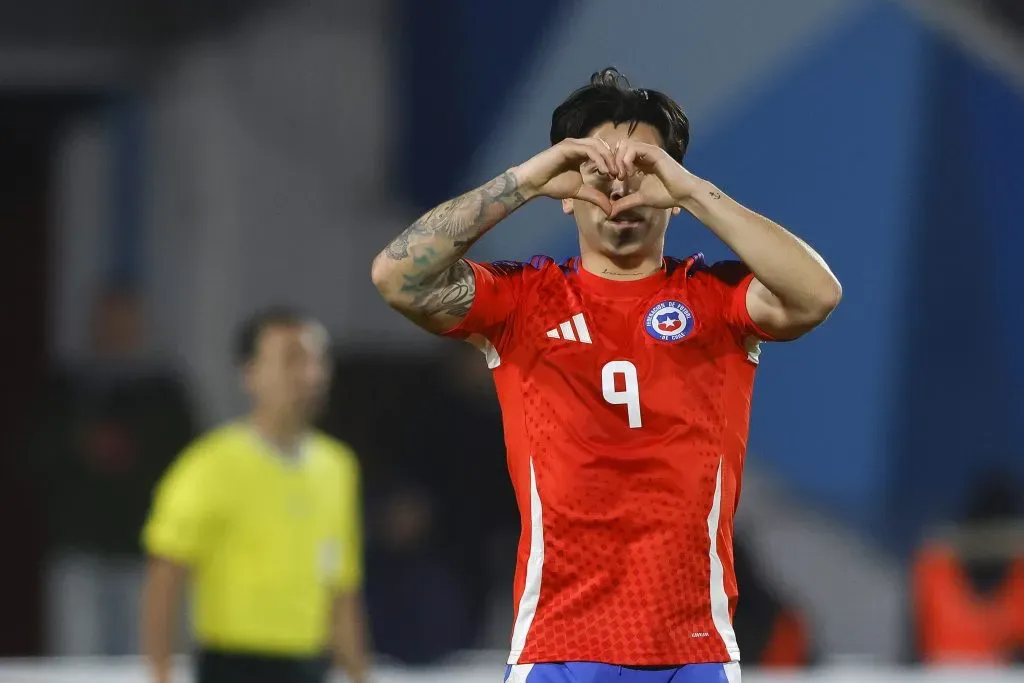 Víctor Dávila festejó así ante Paraguay. (Felipe Zanca /Photosport).