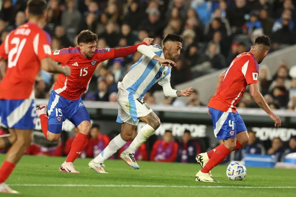 Loyola intenta frenar a Nicolás González ante la mirada del Huaso Isla. (Alejandro Pagni/Photosport).
