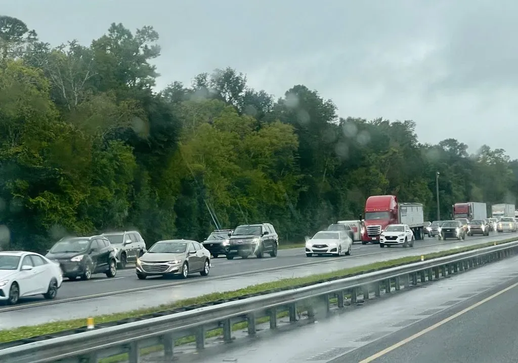 Tráfico en la Interestatal 75 en Tampa, Florida, mientras la gente evacua la costa oeste de Florida en los preparativos para el huracán Milton.