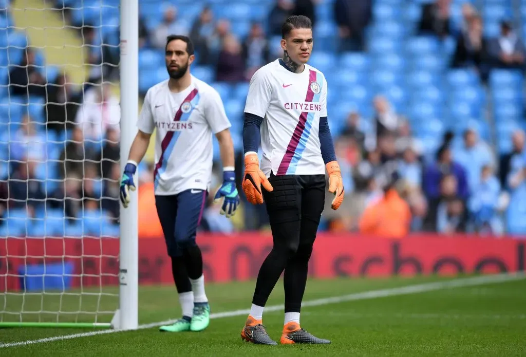 Bravo y Ederson compartieron por tres años en el Manchester City. | Foto: Photosport.