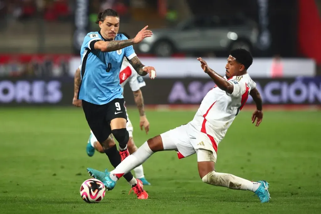 Darwin Núñez en acción frente a Perú. (Raul Sifuentes/Getty Images)