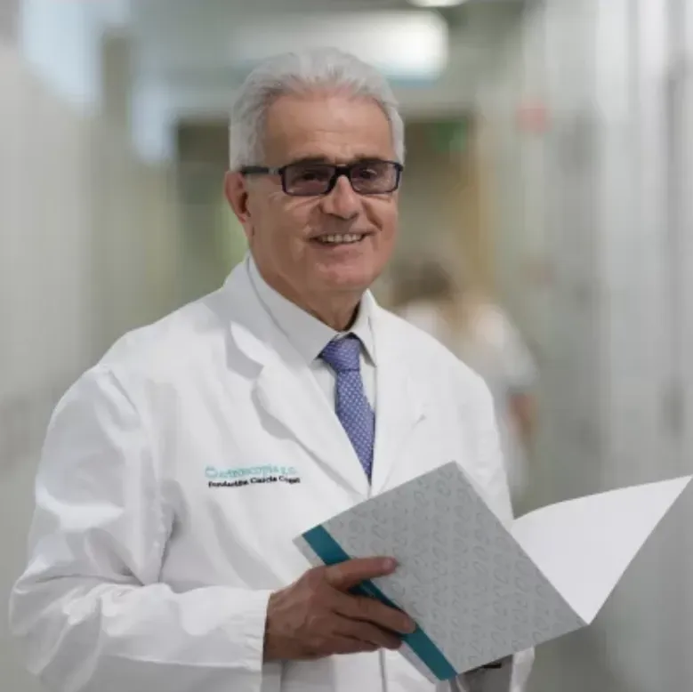 Alexis Sánchez vuelve a encomendarse a las manos del doctor Ramón Cugat en España. Foto: Instituto Cugat.