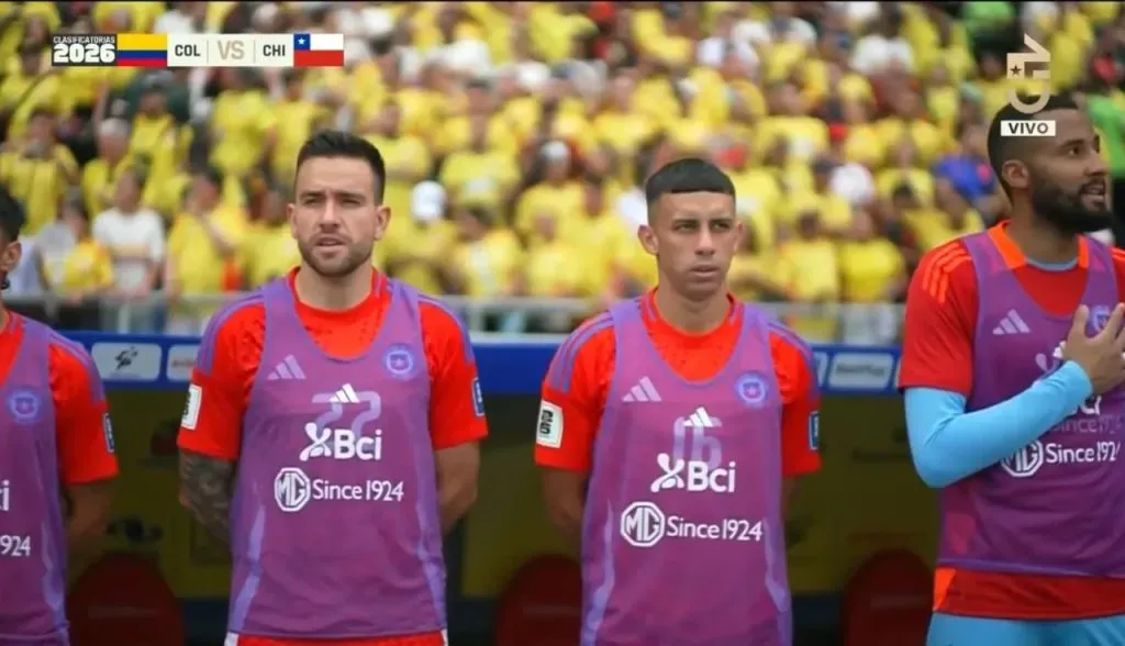 Matías Zaldivia canta a todo pulmón el himno de la Roja. Foto: Chilevisión.
