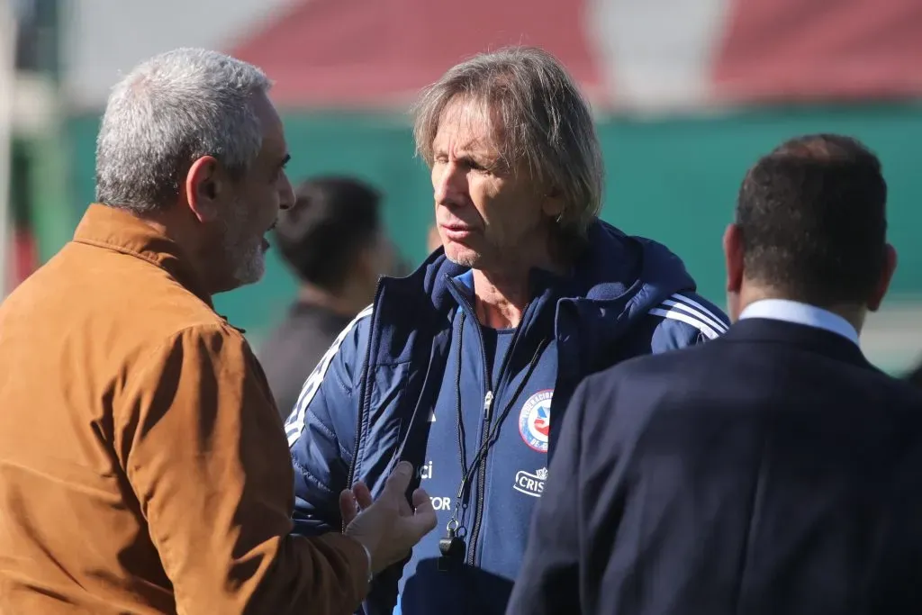 Ricardo Gareca y Pablo Milad conversan en Juan Pinto Durán. (Jonnathan Oyarzún/Photosport).
