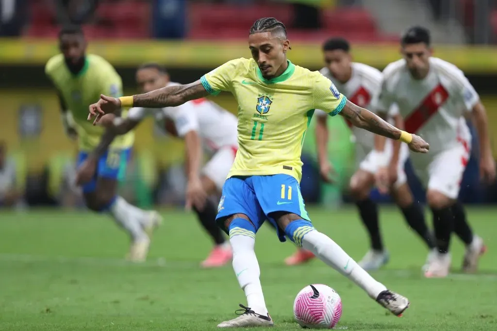 Raphinha inició la ruta de la goleada de Brasil ante Perú y le dio una mano a Chile. Foto: Getty Images.