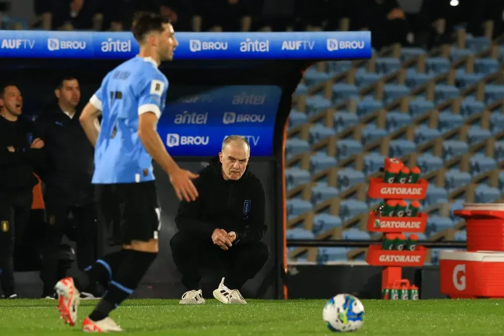 Marcelo Bielsa mira el partido entre Uruguay y Chile por las Eliminatorias 2026. (Javier Valdés/Photosport).