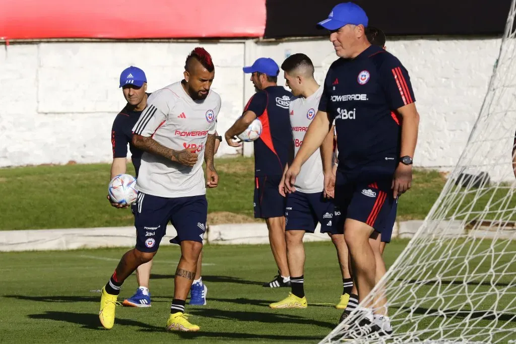 Arturo Vidal sacó pecho por los puntos obtenidos con Eduardo Berizzo que mantienen con chances a Chile. Foto: Photosport.
