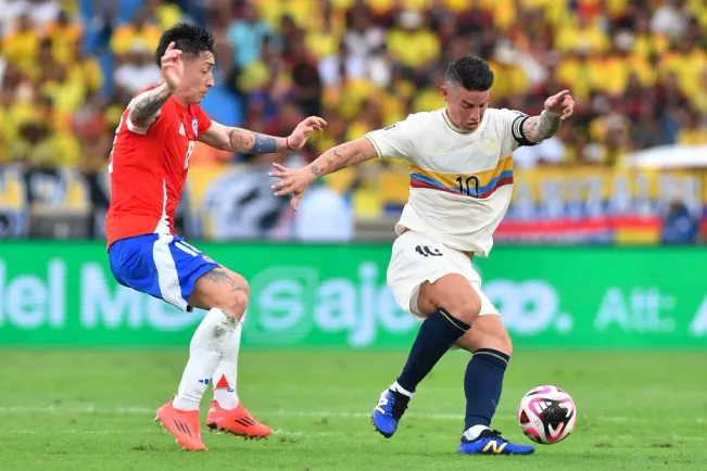 James Rodríguez en acción ante Rodrigo Echeverría. (Gabriel Aponte/Getty Images).