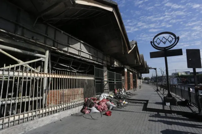 La quema de las estaciones de Metro fueron parte de los hechos ocurridos el 18 de octubre. (Foto: Marcelo Hernandez/Getty Images)