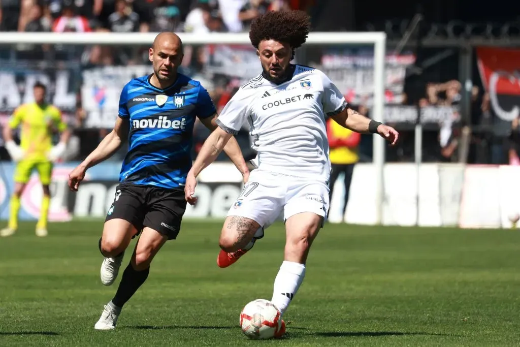Peluca Falcón en acción ante Huachipato. Enfrenta a Sebastián Sáez. (Eduardo Fortes/Photosport).