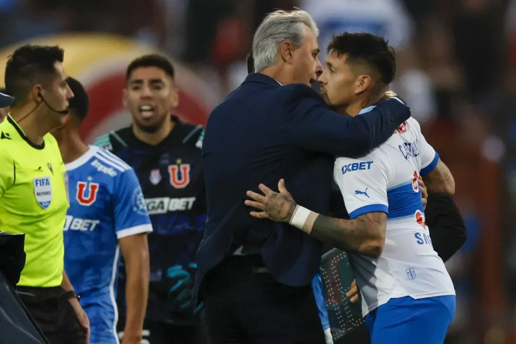 Tiago Nunes intenta controlar a Castillo. (Andres Pina/Photosport).