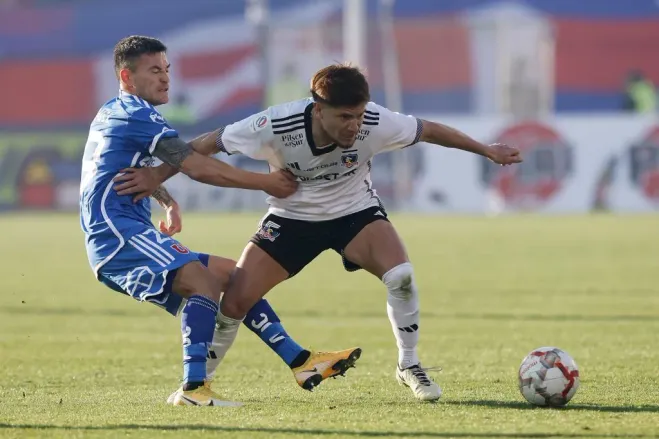 Leonardo Gil aguanta la marca de Charles Aránguiz. (Pepe Alvújar/Photosport).