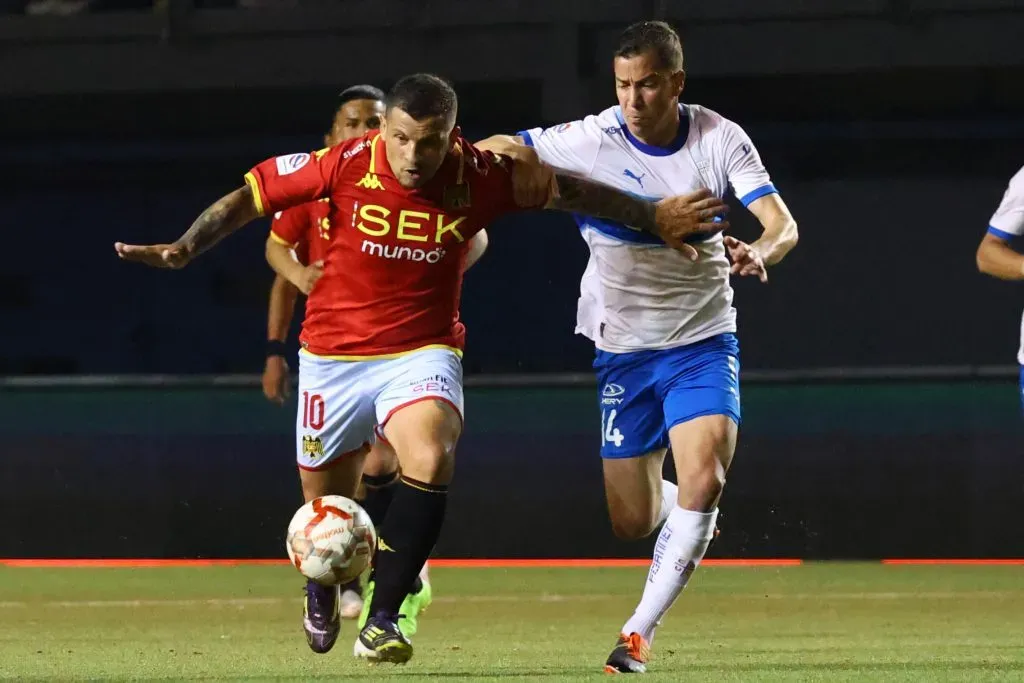 Emiliano Vecchio frente a Agustín Farías de la Universidad Católica. (Marcelo Hernández/Photosport).