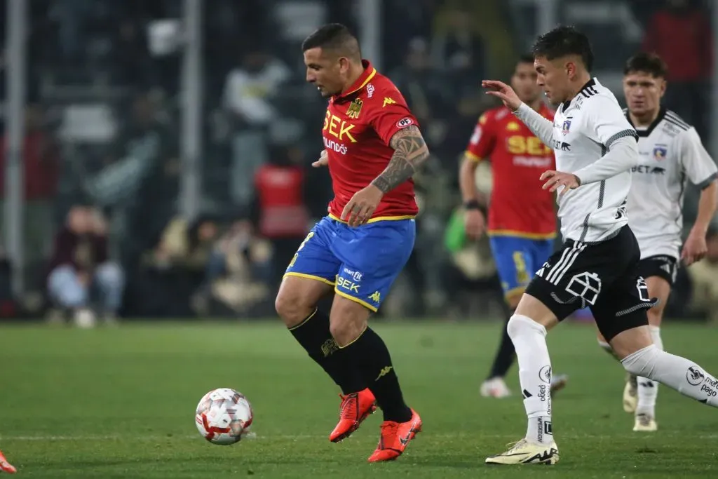 Emiliano Vecchio en acción ante Colo Colo. (Jonnathan Oyarzun/Photosport).