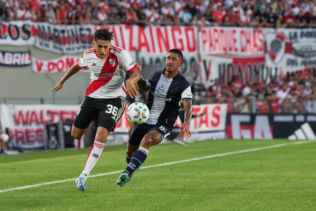 Pablo Solari ante Gimnasia de La Plata. (Camila Stolen | Imago).