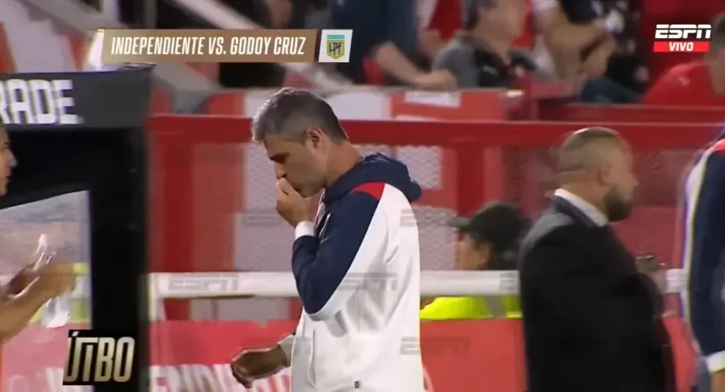 Julio Vaccari después de un entremés de pasto del estadio Libertadores de América. (Captura ESPN).