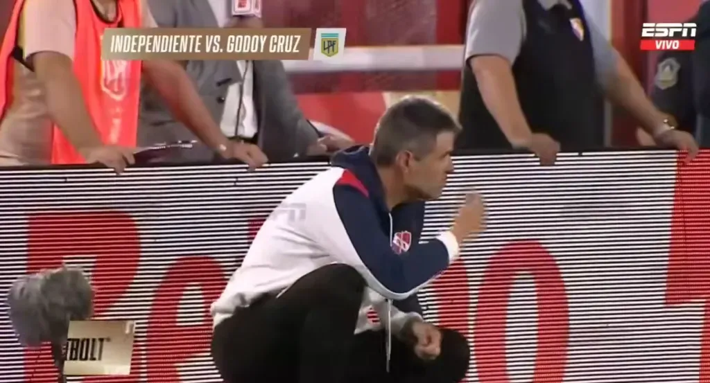 Julio Vaccari a punto de comer pasto. (Captura).