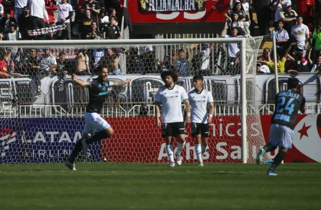 Larrivey le anotó tres tantos al Cacique en el Fiscal de Talca. (Jose Robles/Photosport).