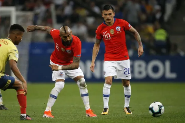 Charles Aránguiz y Arturo Vidal, compañeros de muchas batallas en la selección chilena. (Andrés Piña/Photosport).
