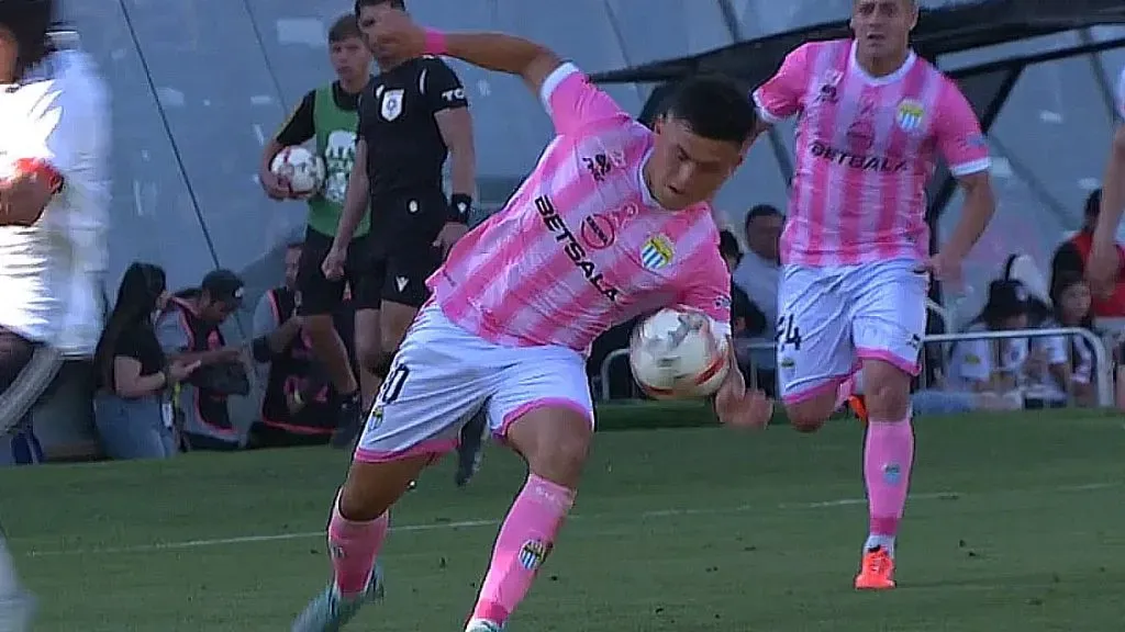 La mano de Tomás Aránguiz que llevó a anular el gol.