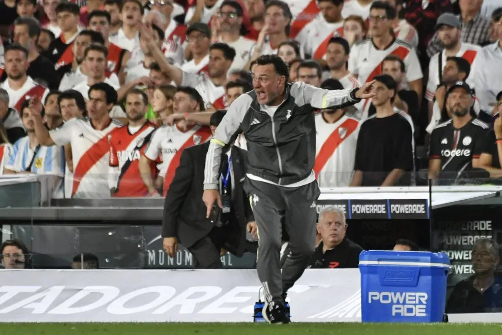 Gabriel Milito ante River Plate. (Imago).
