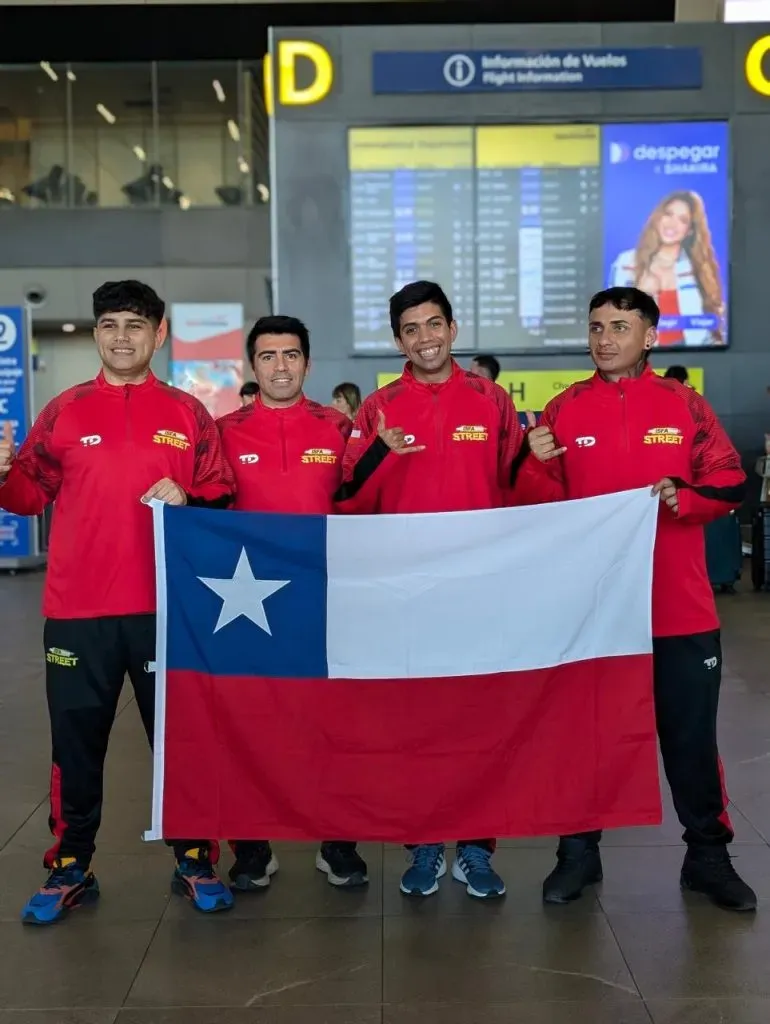 Los representantes de Chile mientras preparaban su viaje a Letonia desde Santiago. Foto: Cedida.
