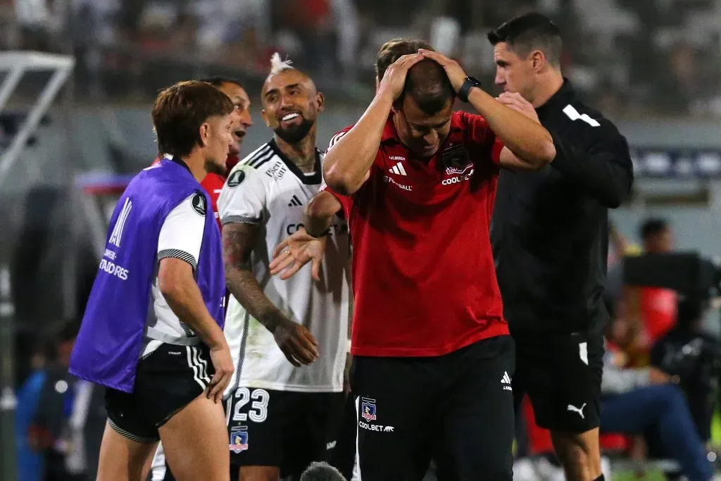 Jorge Almirón conversó con los jugadores de Colo Colo involucrados en la polémica fiesta. Foto: Photosport.