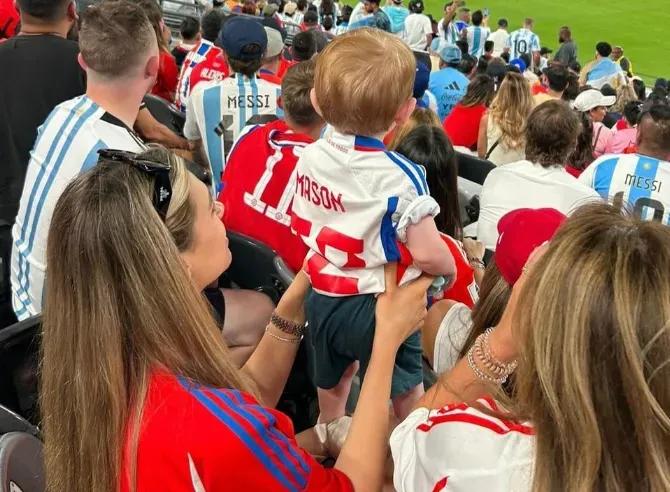 El primer hijo de Ben Brereton ya ha vestido la camiseta de Chile y ahora inicia su camino en el fútbol. Foto: Instagram.