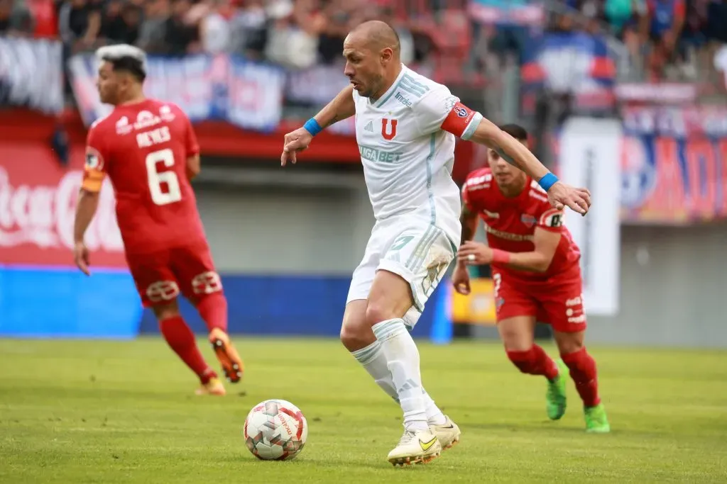 Marcelo Díaz en acción frente a Ñublense. (Eduardo Fortes/Photosport).