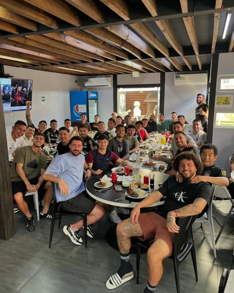 La postal de Arturo Vidal con todo el plantel de Colo Colo tras la polémica en Vitacura y la decisión del Tribunal de Disciplina