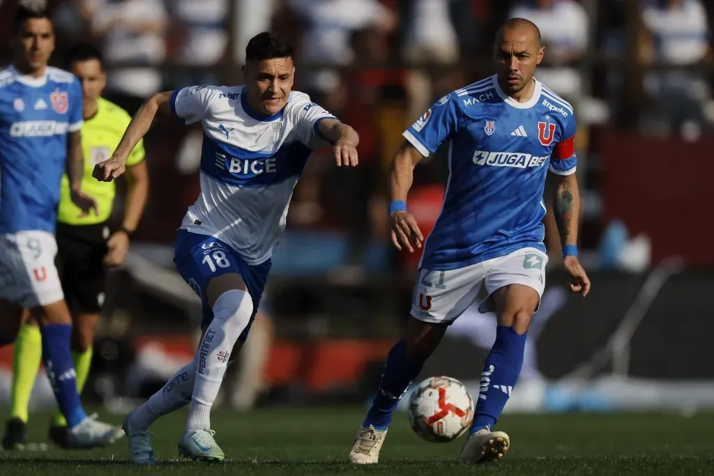 Fernando Zuqui en acción ante Marcelo Díaz en un Clásico Universitario. (Andres Pina/Photosport).