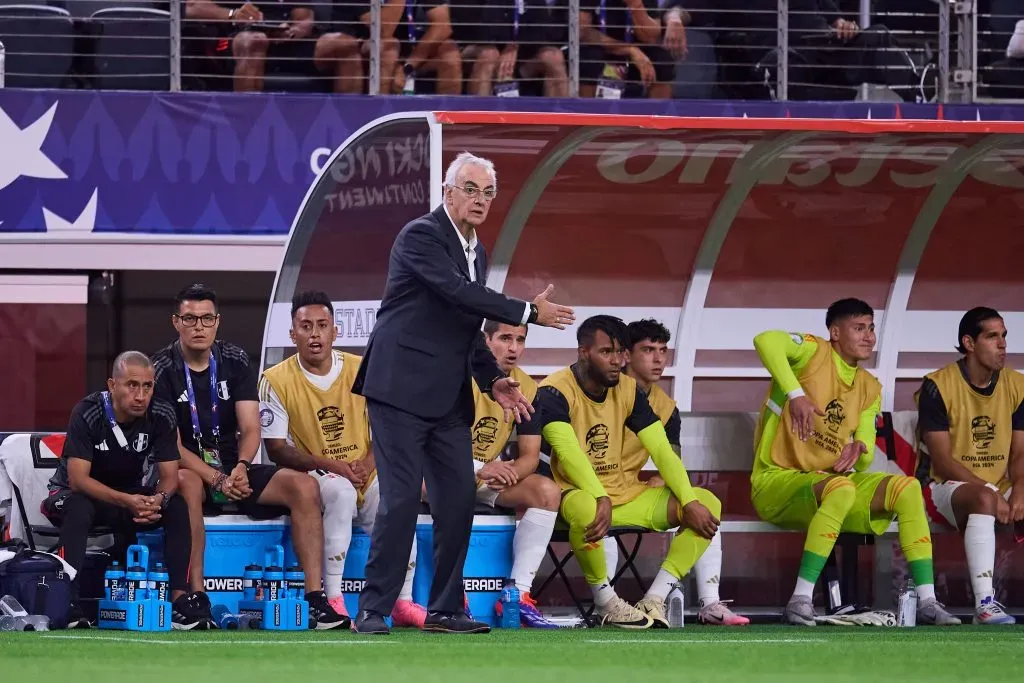 Jorge Fossati está preocupado. Foto: Jose Luis Melgarejo/Mexsport/Photosport