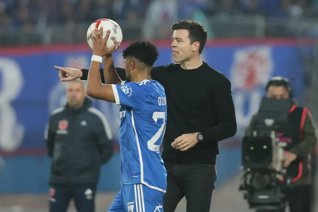 Esteban Solari da indicaciones ante Universidad de Chile en la Copa Chile 2024. (Dragomir Yankovic/Photosport).