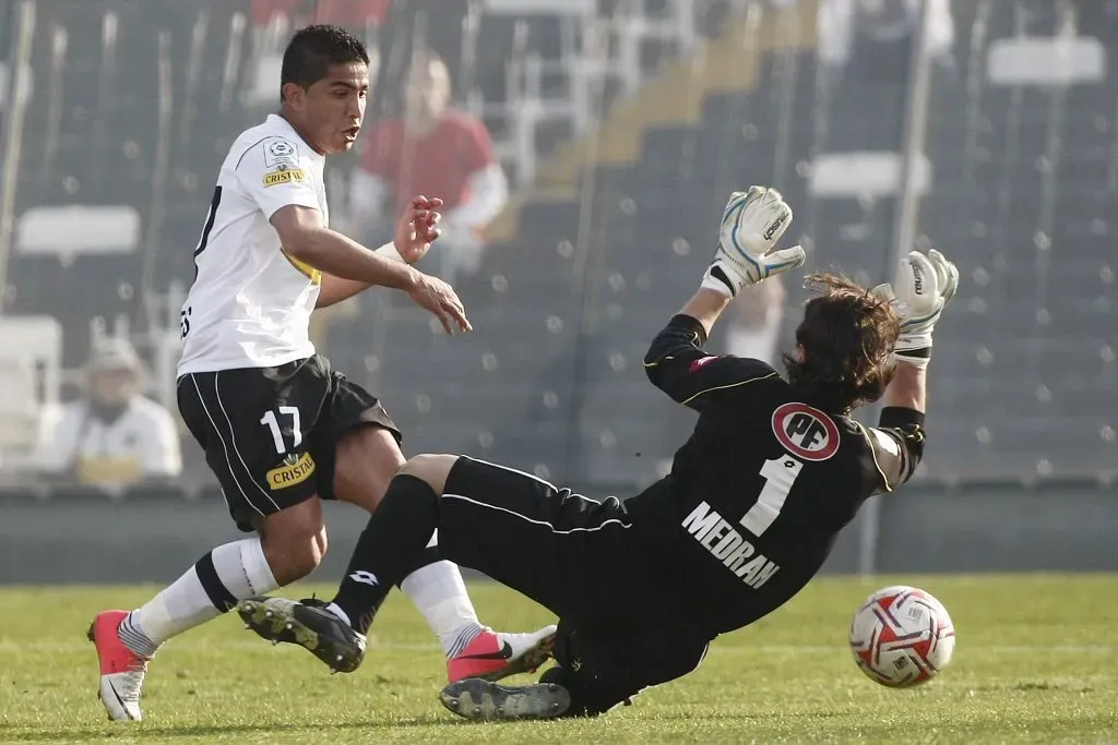 Otra imagen de Ezequiel Medrán en el fútbol chileno: un achique ante Felipe Flores. (Mario Ruiz/Photosport).